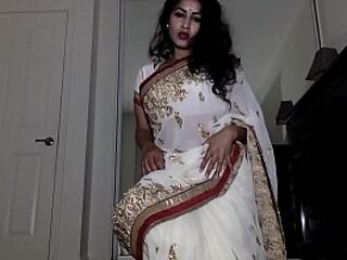 Simply Aunty Enervating Indian Vestment on